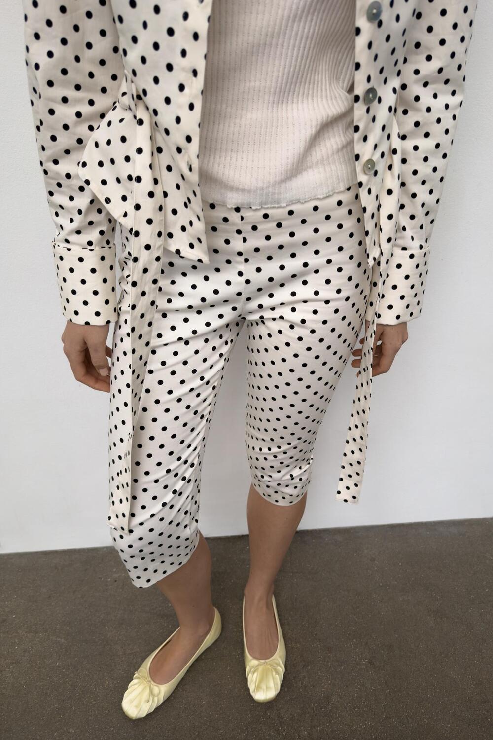 Zara točkaste capri hlače Hailey Bieber