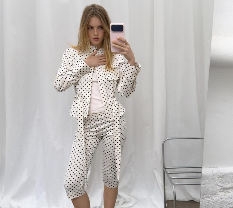 Zara točkaste capri hlače Hailey Bieber