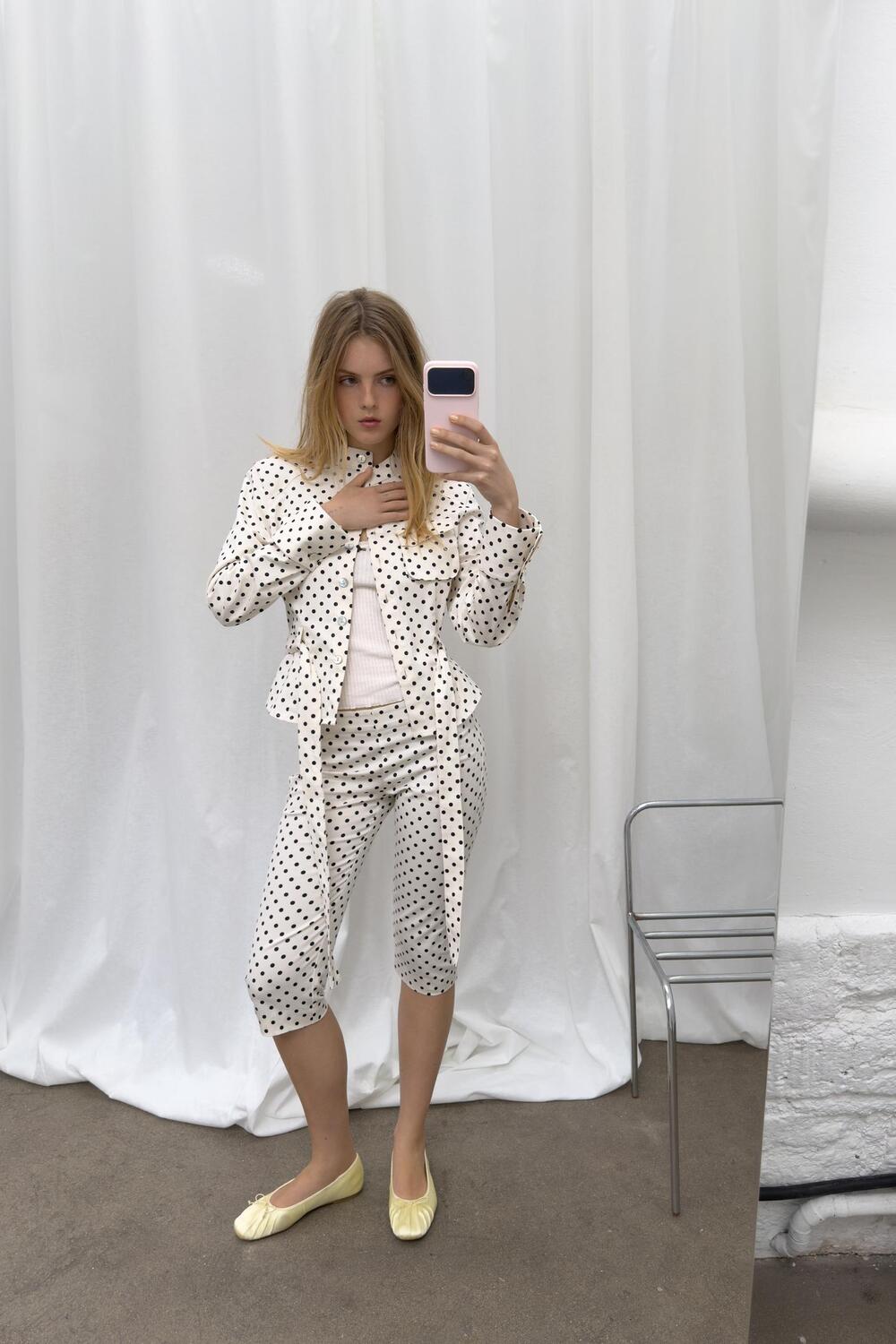 Zara točkaste capri hlače Hailey Bieber
