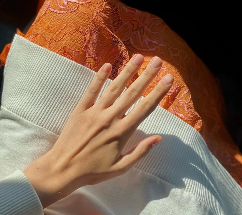 Pronašli smo 8 najljepših lakova za “naked” manikure: nokti izgledaju elegantno, a ruke njegovano
