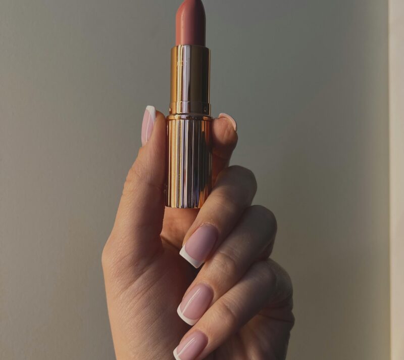 Kako pronaći svoj signature nude ruž: vodič za savršenu nijansu prema vašem tonu kože