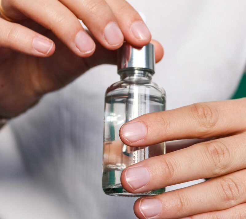 TikTok tvrdi da ovaj serum djeluje poput filera bez igle pokazujući pune usne, zaglađene bore i manje podočnjake