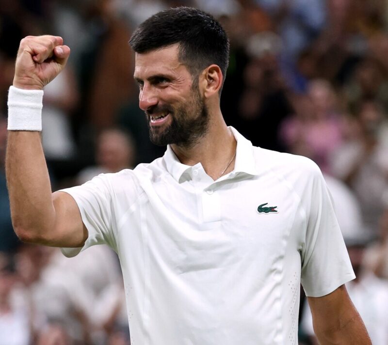 Novak Đoković na Wimbledonu nosio je zlatne kuglice na ušima. Evo čemu služe