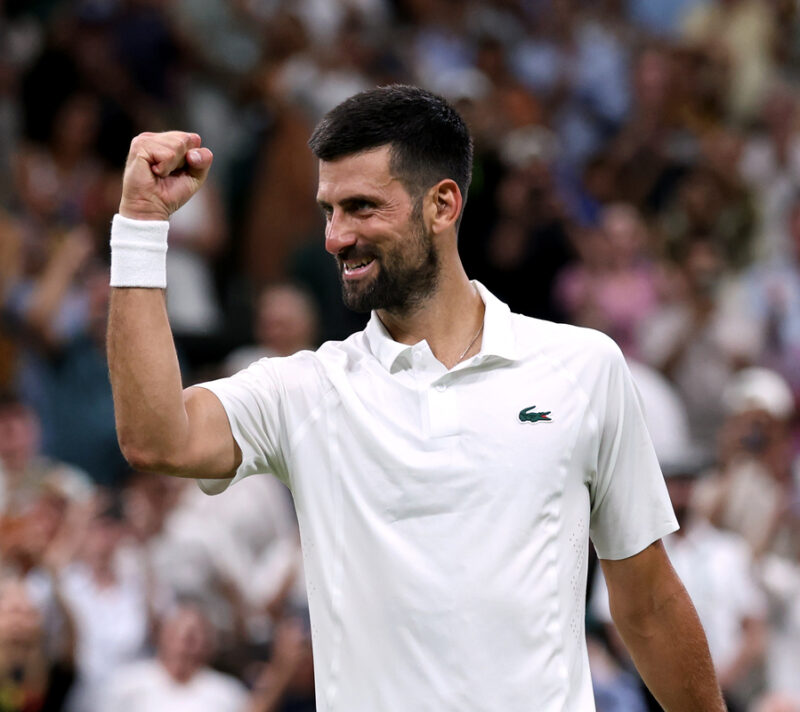 Novak Đoković na Wimbledonu nosio je zlatne kuglice na ušima. Evo čemu služe