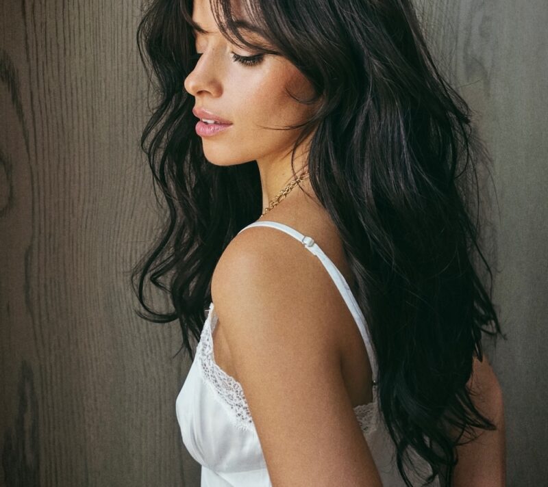 Opraštamo se od zavjesa šiški: Camila Cabello nosi njihovu prozračniju i moderniju nasljednicu