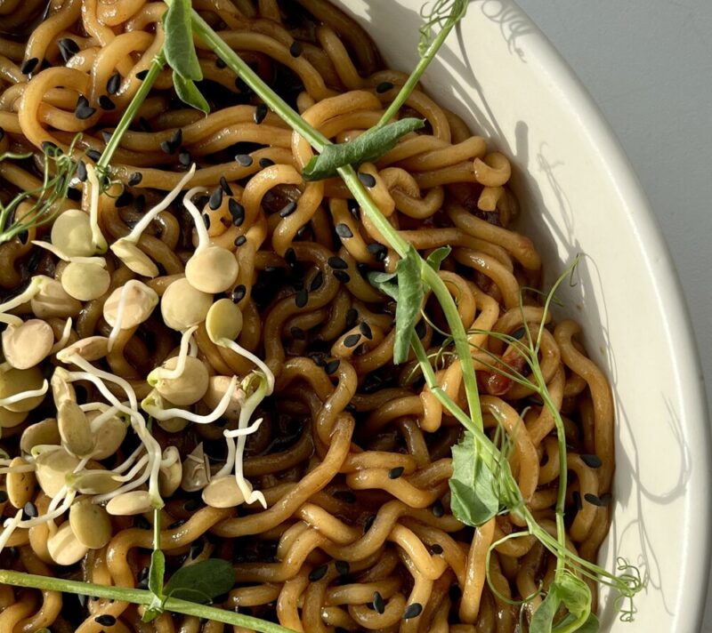 Ova ramen juha iz staklenke naš je omiljeni jednostavni comfort ručak
