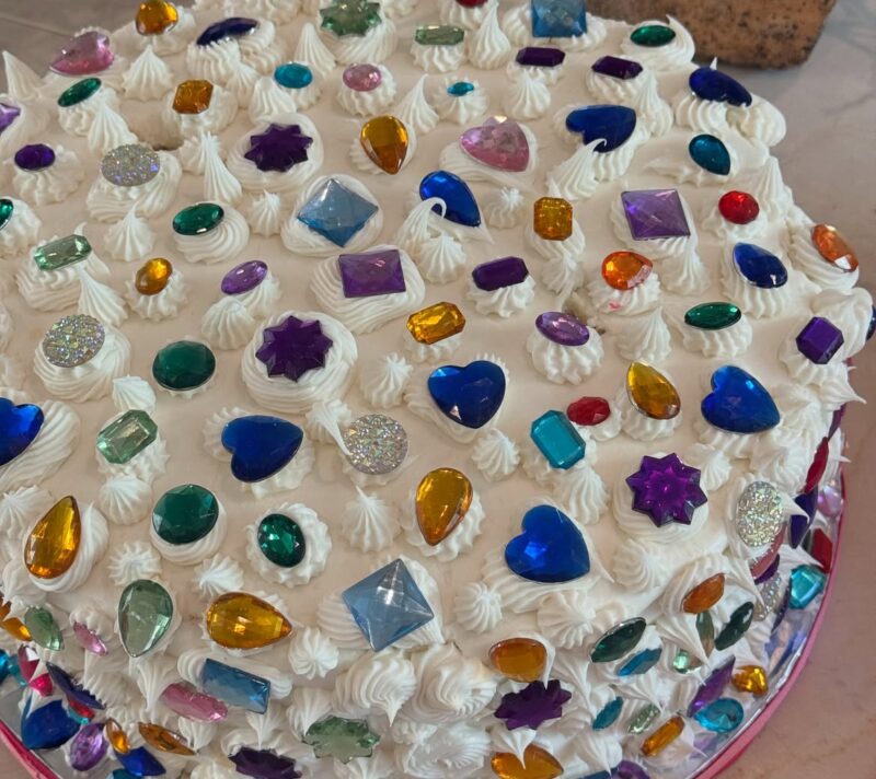 “Gemstone” torte ponovno su hit: Oduševila nas je ova slatka kreacija Kylie Jenner